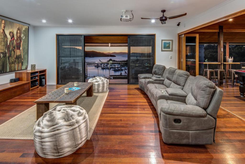 Uisce Luxury Holiday House With Jacuzzi Pool Table Cinema Premium Foxtel & Two Buggies - thumb 6