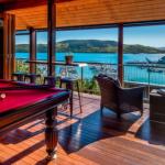 Uisce Luxury Holiday House With Jacuzzi Pool Table Cinema Premium Foxtel & Two Buggies - thumb 0
