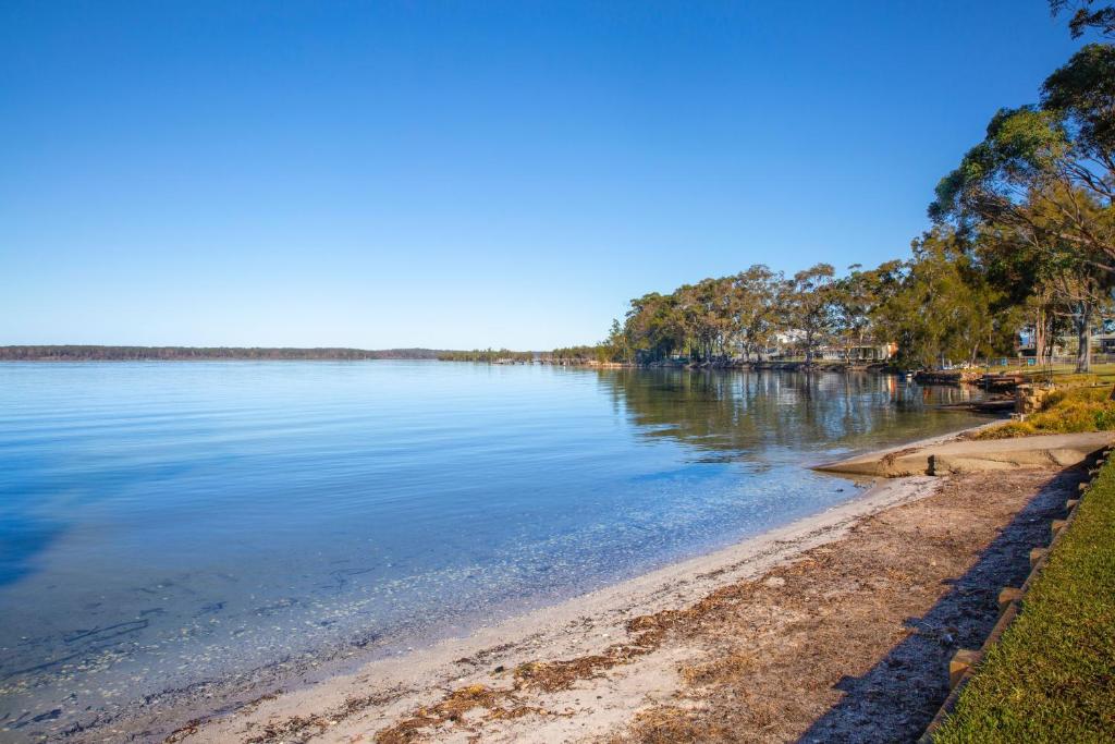 Tranquility Absolute Waterfront Pet Friendly 10 Mins To Hyams Beach - thumb 1