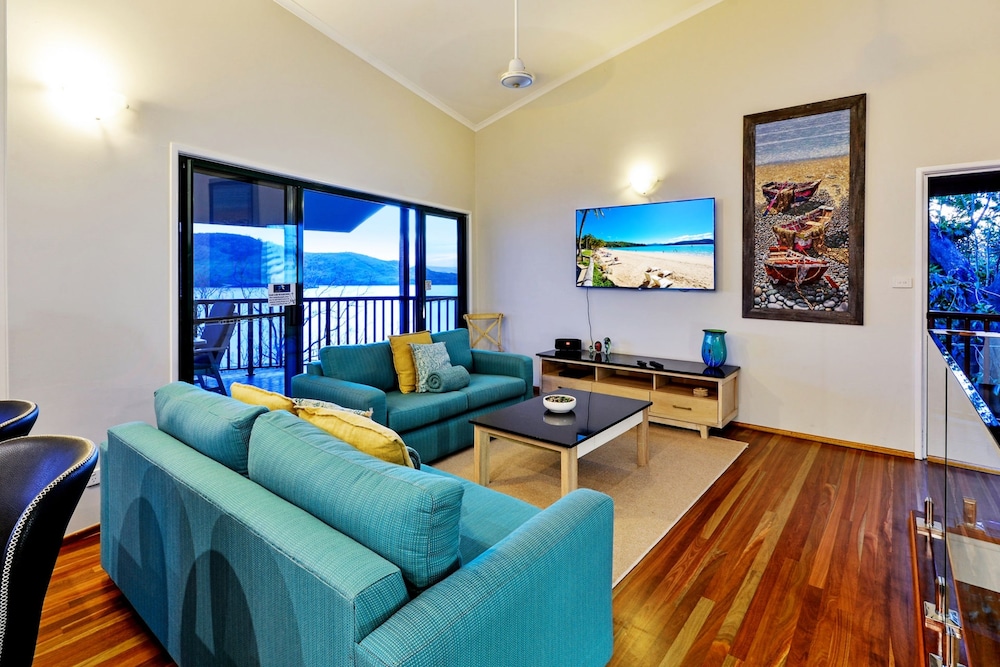 Casuarina Cove 16 Ocean View Deluxe Refurbished 3 Bedroom House Near Marina With Golf Buggy - thumb 6