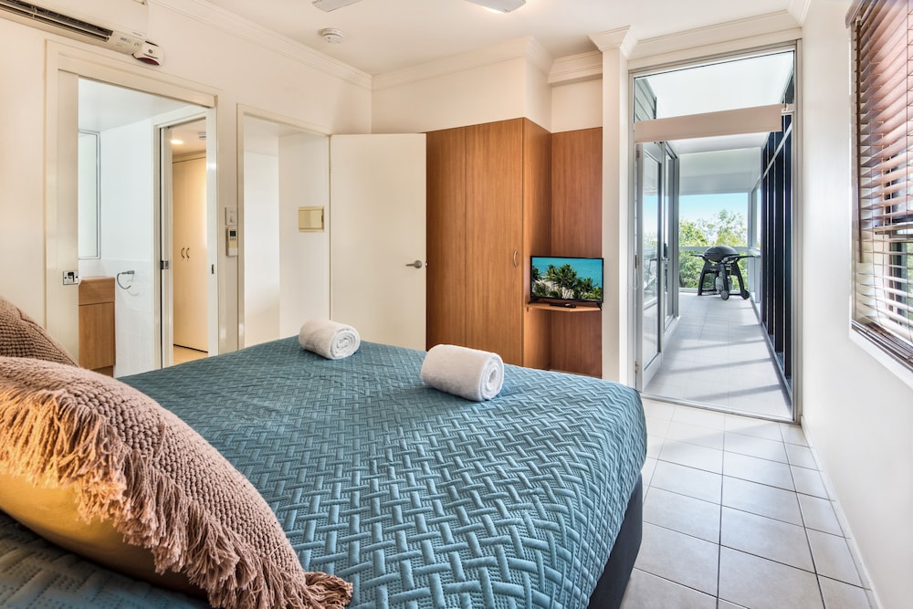 Oasis 1 Hamilton Island 2 Bedroom Apartment In Central Location With Golf Buggy - thumb 2