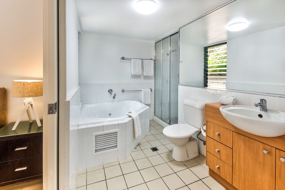 Oasis 1 Hamilton Island 2 Bedroom Apartment In Central Location With Golf Buggy - thumb 3