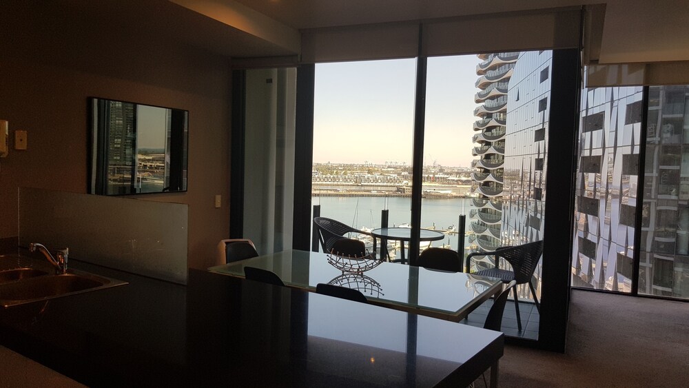 Docklands Style Apartment With 2 Bedroom 1008n - thumb 3