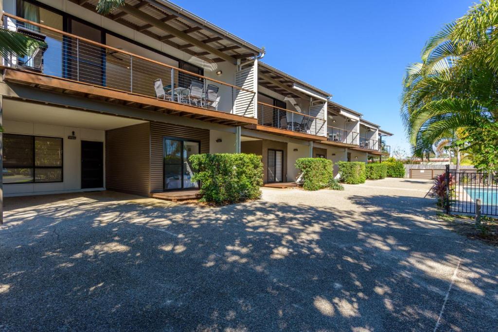 Unit 1 Rainbow Surf Modern Two Storey Townhouse With Large Shared Pool Close To Beach & Shop - thumb 3