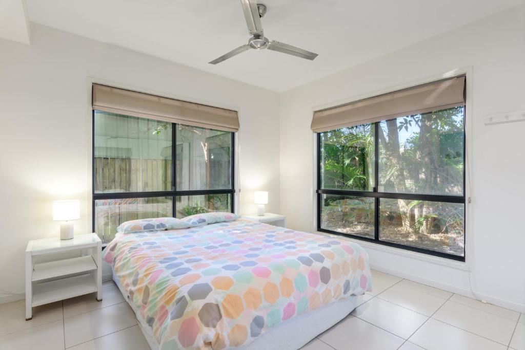 Unit 1 Rainbow Surf Modern Two Storey Townhouse With Large Shared Pool Close To Beach & Shop - thumb 5