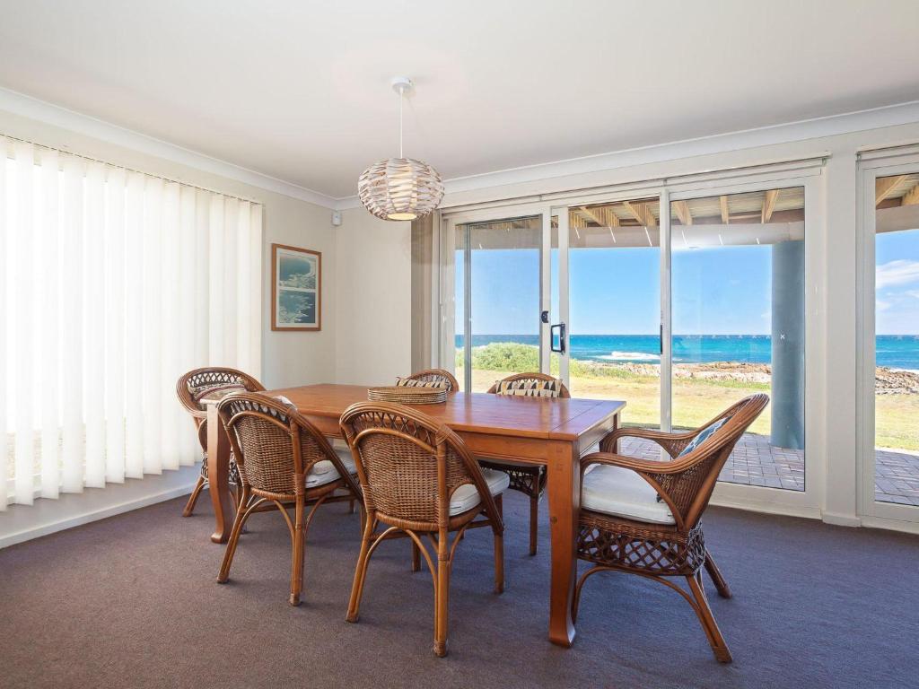The Whale Watcher 1 / 6 Birubi Lane Waterfront Unit With Stunning Views Level Access - thumb 3