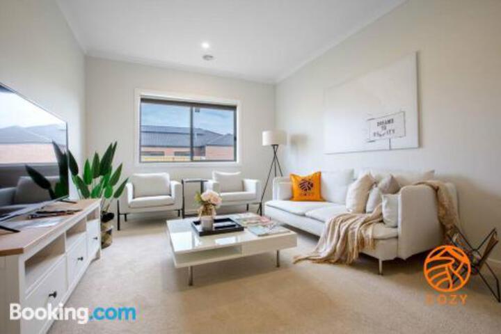 109Cozy Cranbourne Family House5Bed2Bath2Parking - thumb 1
