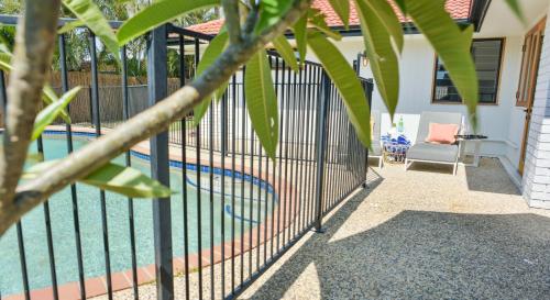 Quiet Pet Friendly Home 3 Houses To Beach Entry With Private Pool Walk To Shops - thumb 6