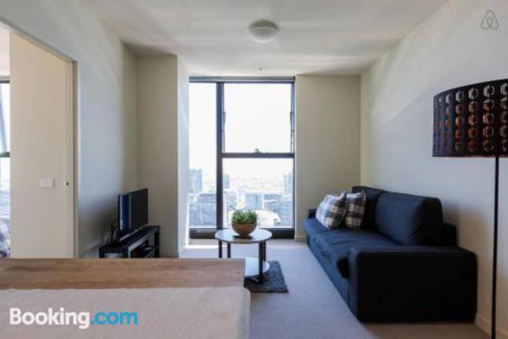 A Cozy CBD Suite With Spectacular City Views - thumb 1