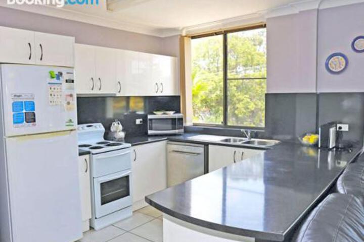 1 The Commodore 9 11 Donald St. Ground Floor Unit Close To Shops Cafes & Marina - thumb 3