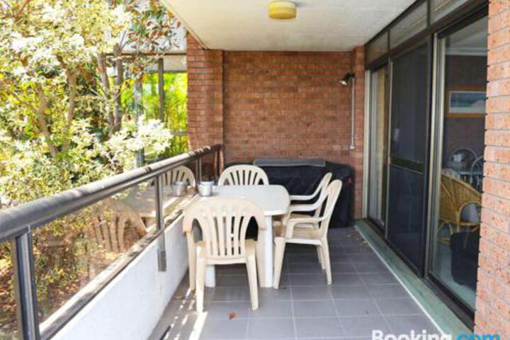 1 The Commodore 9 11 Donald St. Ground Floor Unit Close To Shops Cafes & Marina - thumb 4