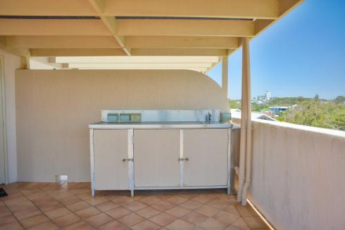 Ocean Front Moffat Beach Private Rooftop Terrace Walk To Cafes Restaurants - thumb 5