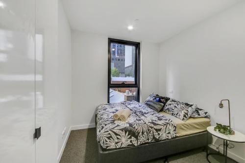 A Modern 2BR Apt 5 Min Walk To Melbourne Central - thumb 3