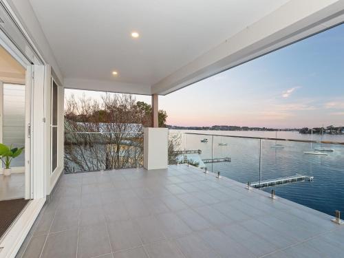 Absolute Waterfront Lakehouse Fishing Point Waterfront Pool Jetty - thumb 4