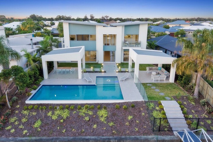 Luxury Canal Front Holiday House Raptor Pde Banksia Beach - thumb 2