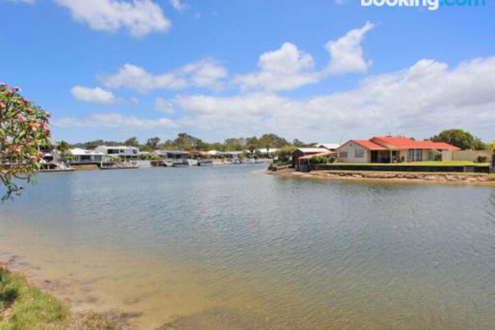 Schirrmann 56 Four Bedroom Home On Canal With Pool Pontoon Aircon & WiFi! - thumb 3