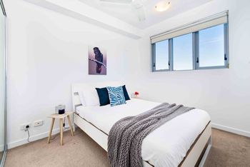 Bright 2 Bedroom Seafoam Apartment - thumb 1