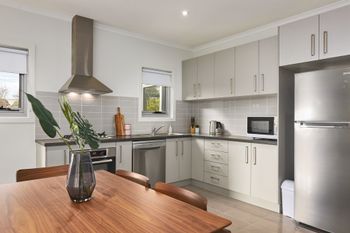 Cute Homey Apartment In Chadstone - thumb 6