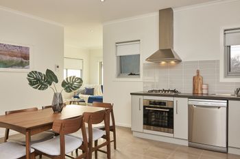 Cute Homey Apartment In Chadstone - thumb 2