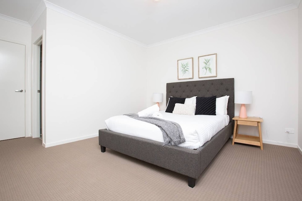 Resortstyle 4BR House With Parking@werribee - thumb 3