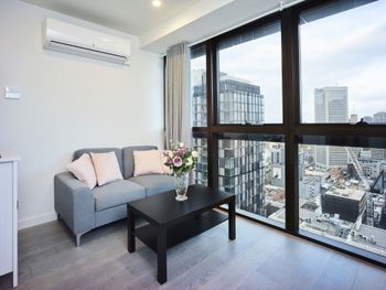 Elegant High Rise Apartment With An Unforgettable View - thumb 0