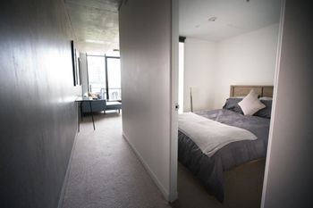 Spacious Apartment Close To Melbourne CBD - thumb 2