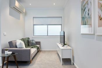 Open & Flowy 1 Bedroom Apartment In Chadstone - thumb 0