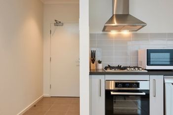 Open & Flowy 1 Bedroom Apartment In Chadstone - thumb 1