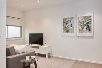 Open & Flowy 1 Bedroom Apartment In Chadstone - thumb 3