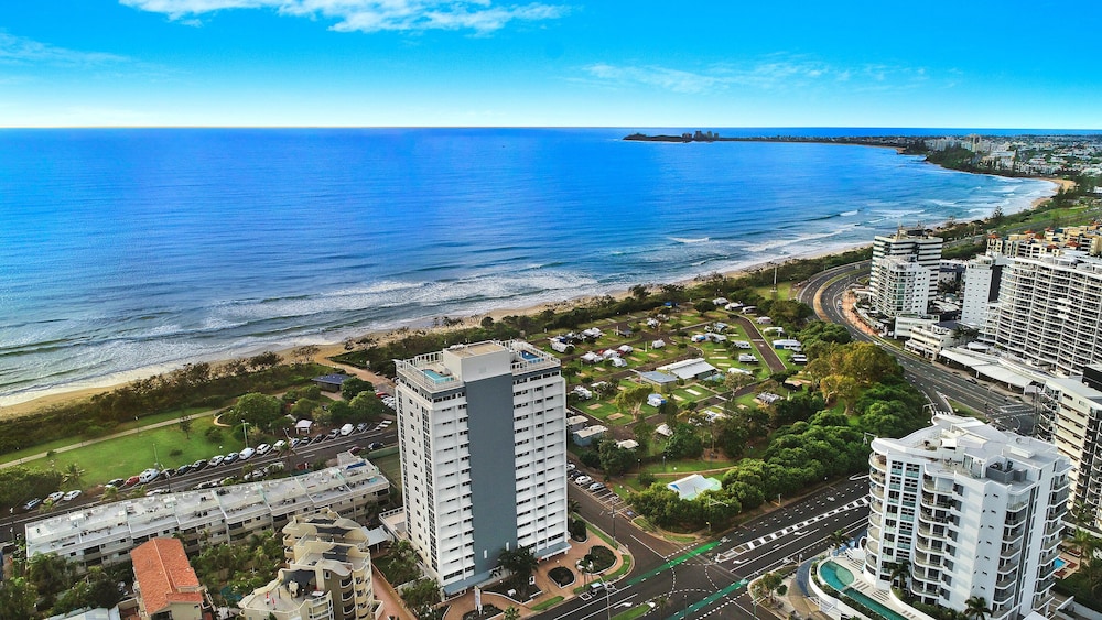 Elouera Tower Beachfront Apartments - thumb 1