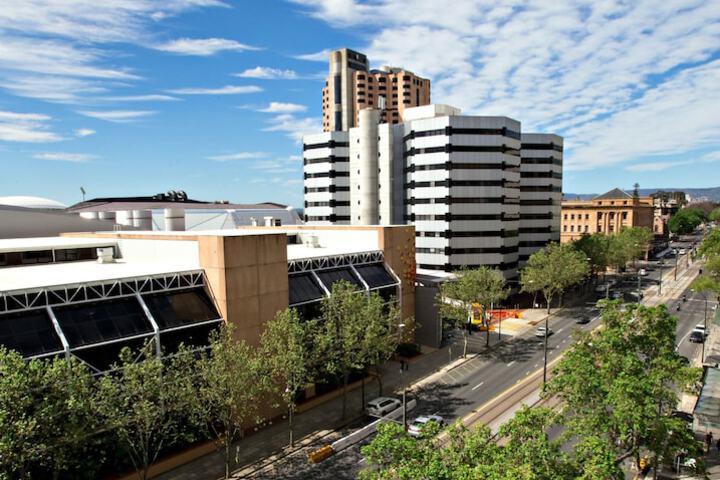 Adelaide DressCircle Apartments North Terrace - thumb 6