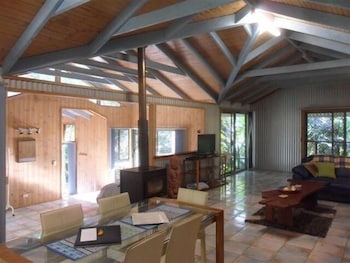 Treetops Accommodation Montville - Accommodation Cairns