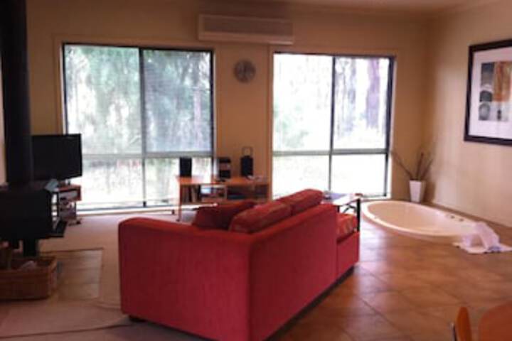 Idyllic Retreat For 4 People In Beautiful Otway Ranges, Recharge & Refresh In Hot Tub - thumb 5