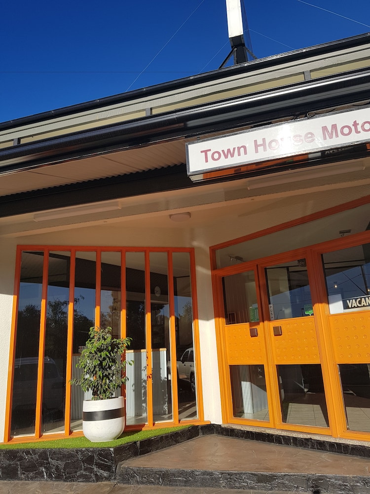 Town House Motor Inn - thumb 0