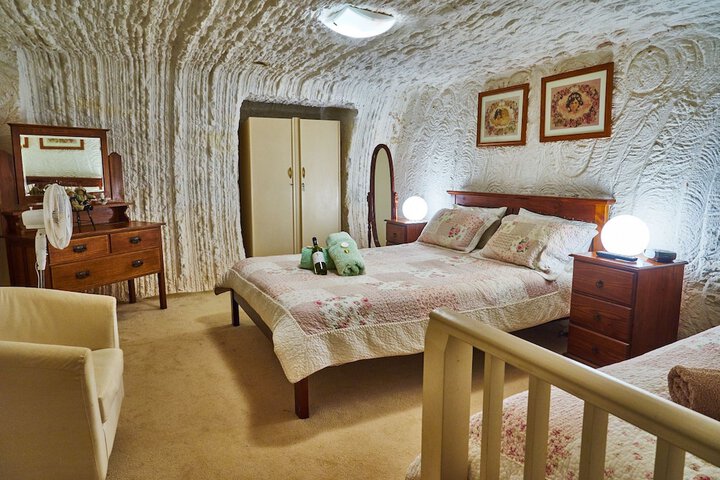 Underground Bed And Breakfast - thumb 2