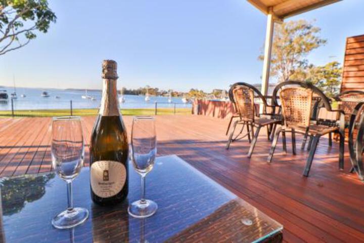 Lakefront Simplicity - Tweed Heads Accommodation